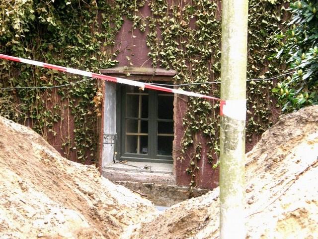 Dikke betonnen wanden wijzen op de vorige functie van de wisseloordbunker