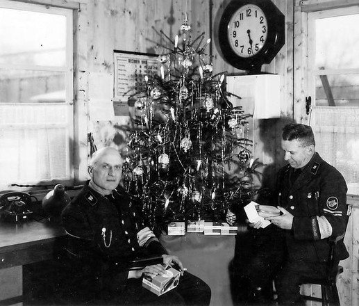 Twee Duitse bewakers bij de NSF rond de kerstdagen